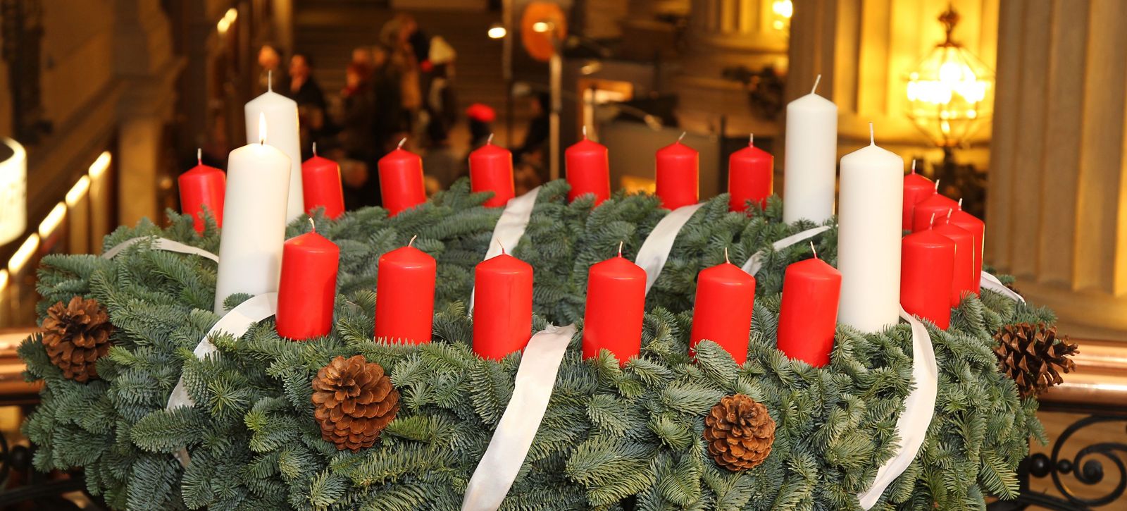Adventskranz mit erster brennender Kerze im Hamburger Rathaus