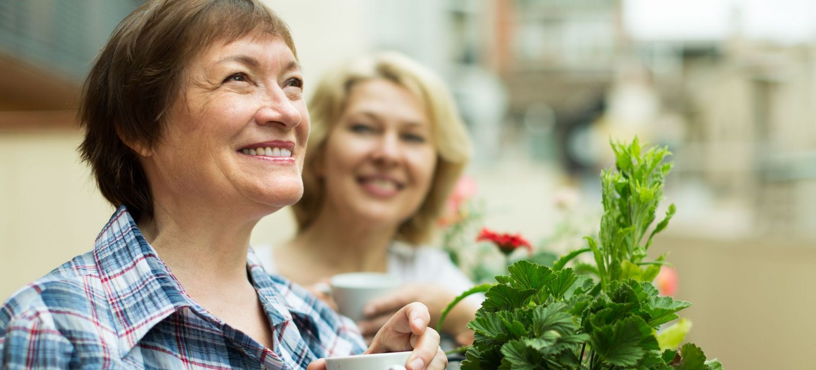 Zwei Frauen auf einem Balkon 